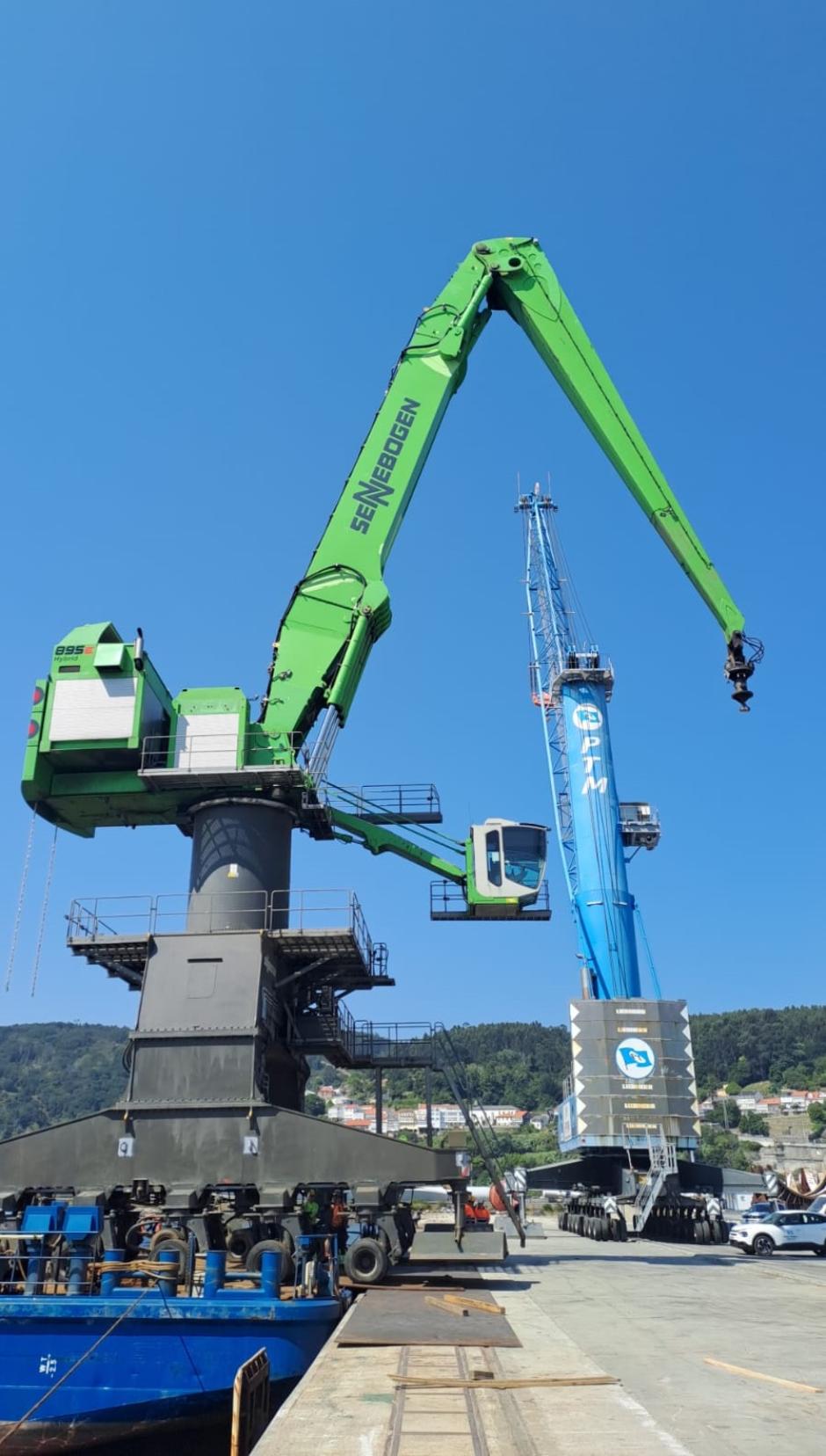 La grúa Senneboggen 895 E, en el puerto de Ferrol