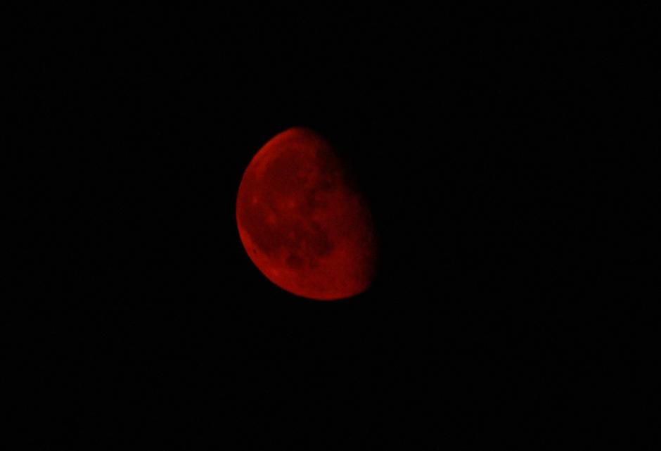 La luna se tiñe de rojo en el Bierzo debido a los incendios