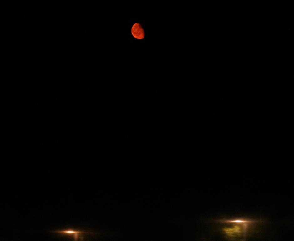 La luna se tiñe de rojo en el Bierzo debido a los incendios