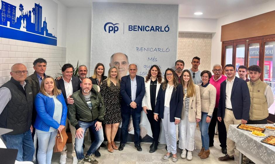 Imagen de archivo de Arantxa García junto a compañeros del PP de Benicarló, Castellón