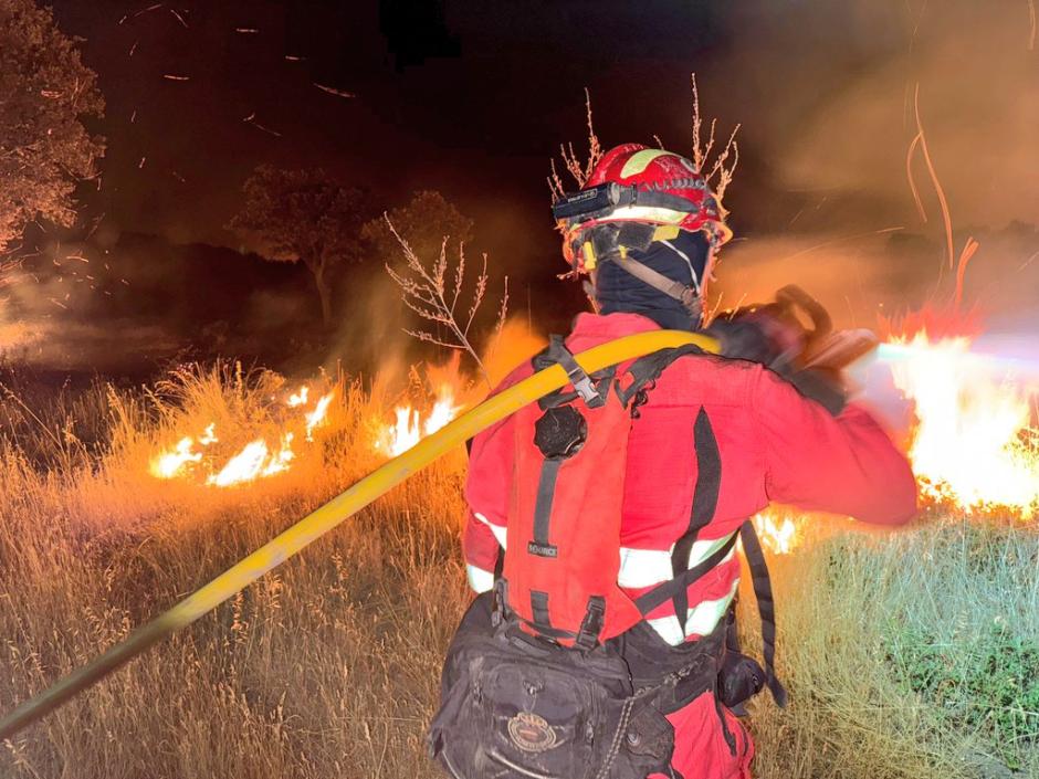 Un soldado trata de frenar un foco de fuego