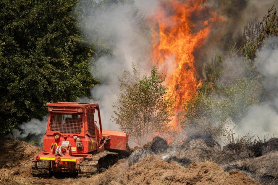 Un vehículo de la UME trata de hacer un cortafuegos