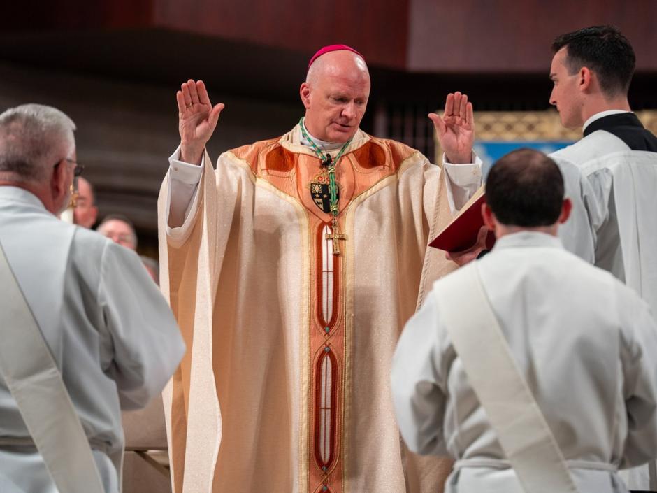 El Arzobispo Weisenburger animó a los dos nuevos sacerdotes de la Arquidiócesis de Detroit a cultivar amistades santas a lo largo de su ministerio