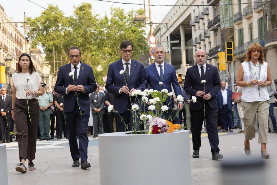 Ofrenda floral de los cargos políticos