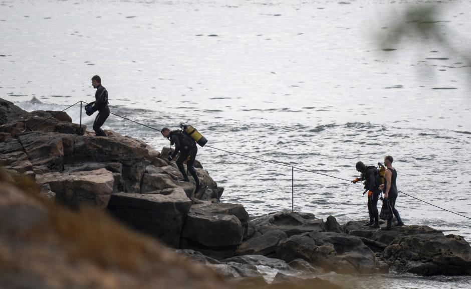 Un grupo de buzos comprueba la seguridad en la costa en La Mareta