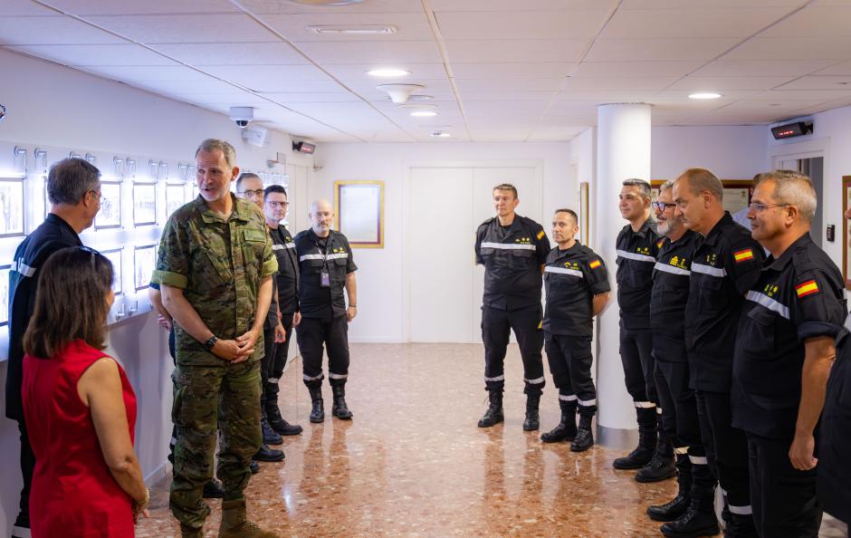 El Rey hablando con los mandos de la Unidad Militar de Emergencias