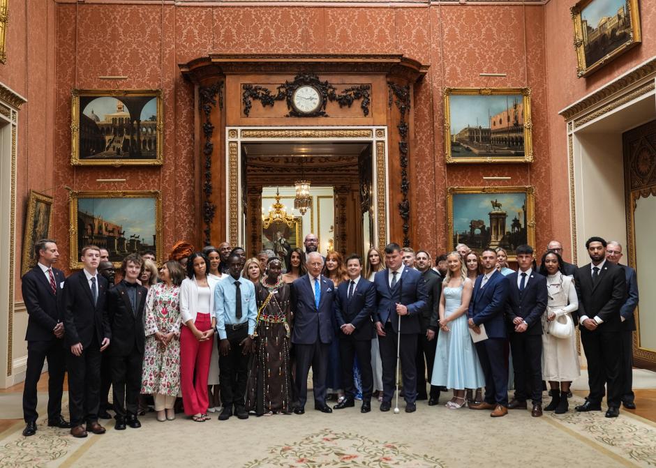 Carlos III entrega unos premios en el palacio de Buckingham