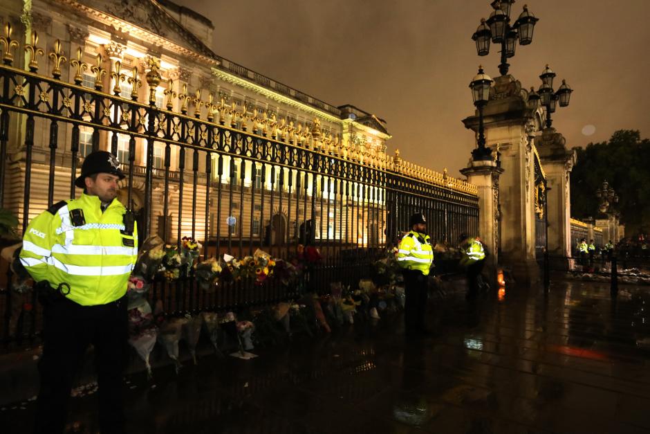 Tributes  outside Buckingham Palace for the occasion of the death of Queen Elizabeth II,  London, UK