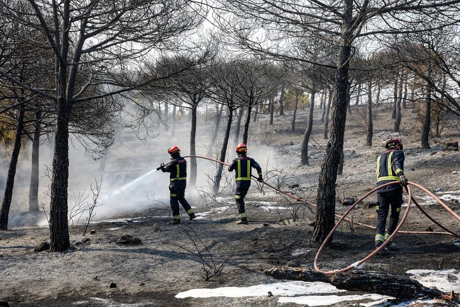 Varios bomberos de la Comunidad de Madrid extinguen un incendio