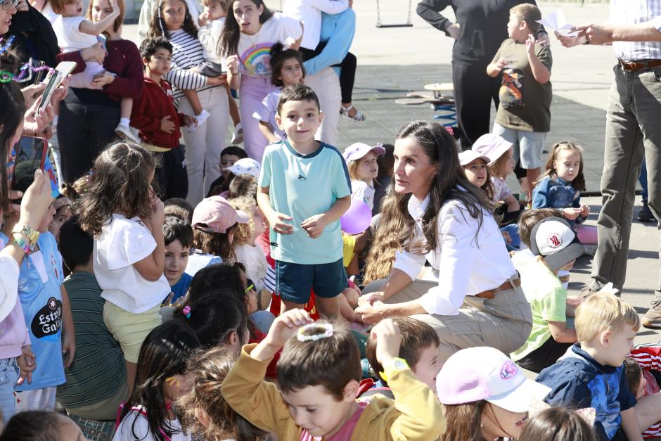 La Reina Letizia, rodeada de niños