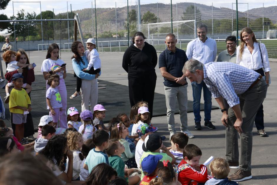 El Rey Felipe saludando a los niños