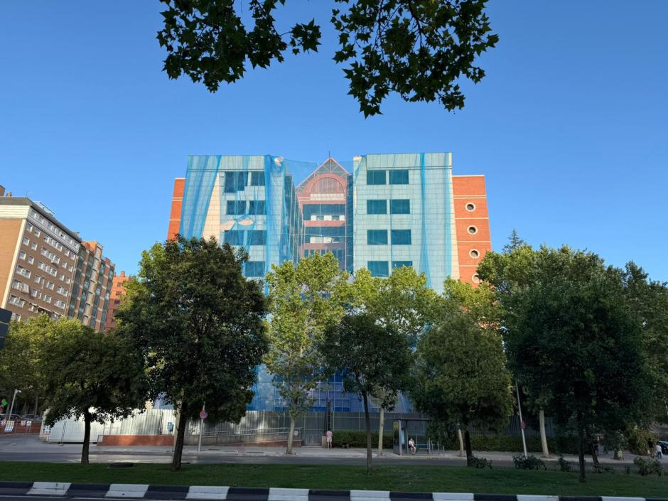 Las obras de demolición del edificio IBM en Madrid