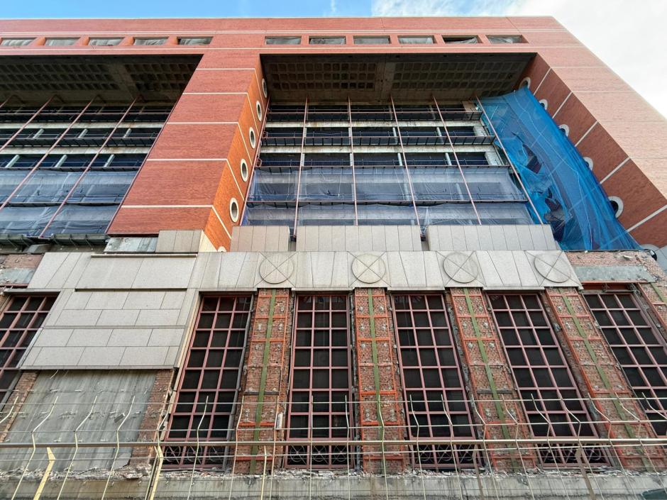 Las obras de demolición del edificio IBM en Madrid