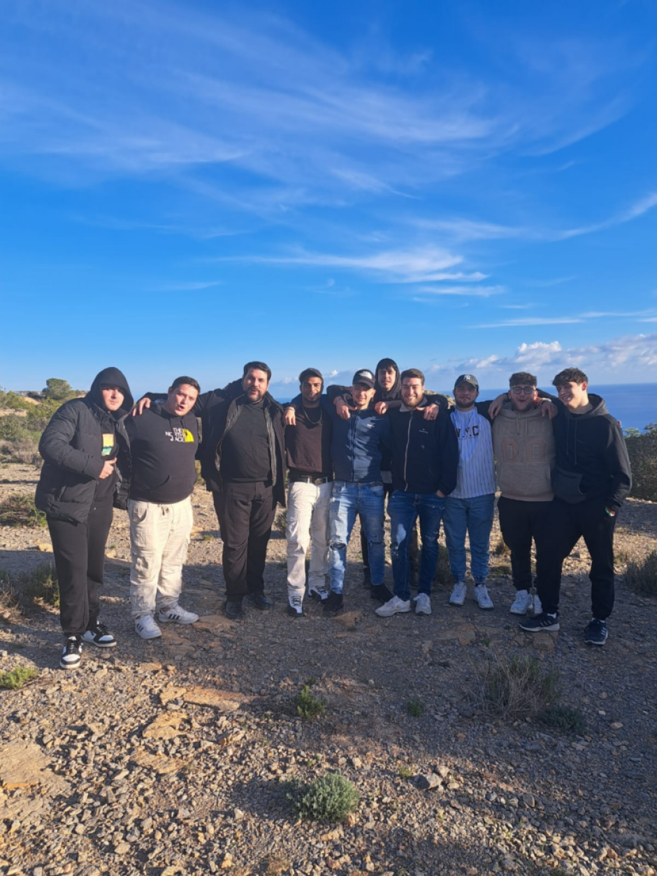 Algunos jóvenes de Shejiná junto a Pedro Najas (el tercero por la izquierda)