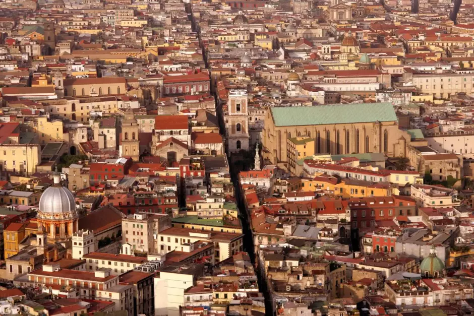 Vista aérea de Spaccanapoli, una de las calles más emblemáticas del centro histórico de Nápoles