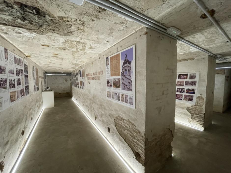 El búnker en estado actual decorado con fotos