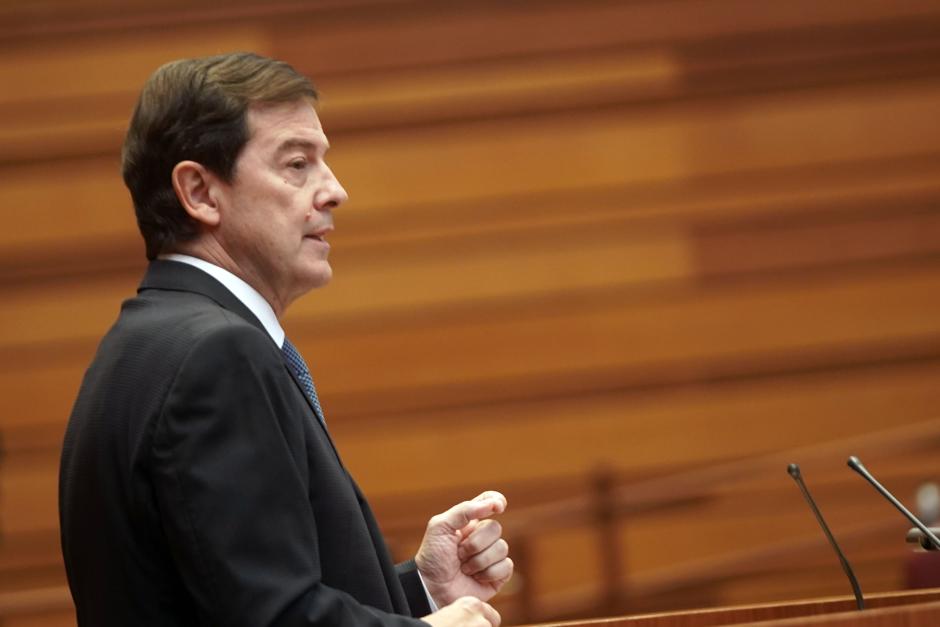 El presidente de la Junta, Alfonso Fernández Mañueco, durante el Pleno extraordinario de las Cortes