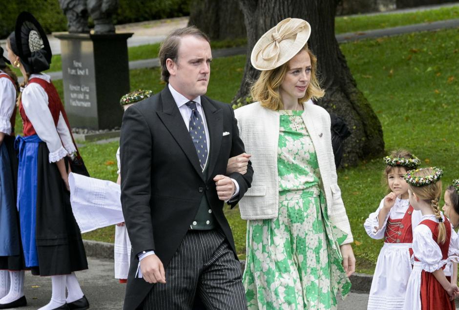 El duque de Noto y su esposa en la boda de  Maria Carolina of Liechtenstein and Leopoldo Maduro Vollmer