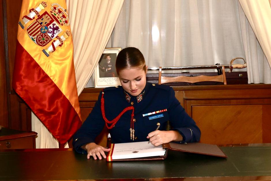 Doña Leonor firma en el libro de honor de la Academia General del Aire y del Espacio