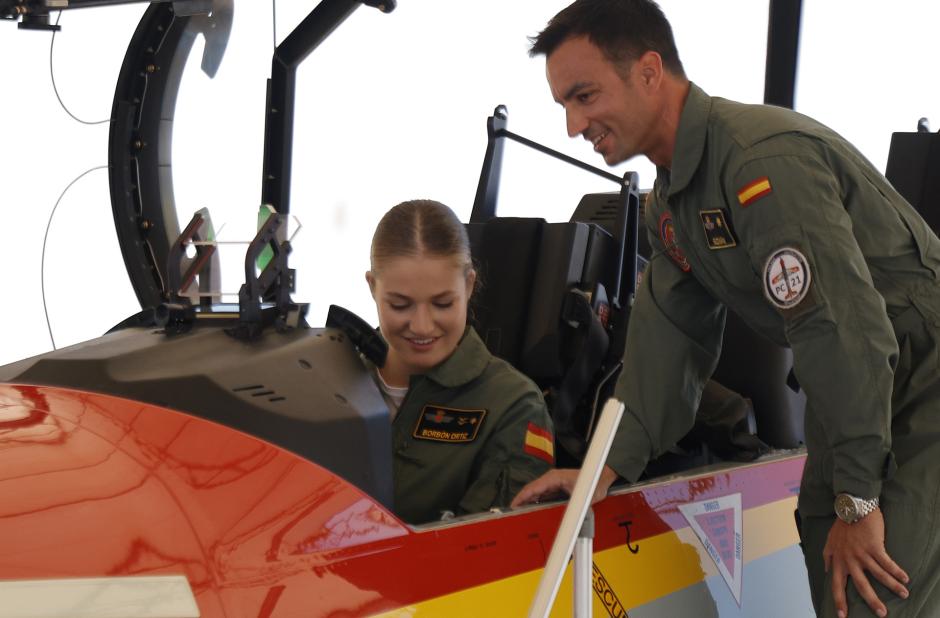 La Princesa atiende las explicaciones del comandante Guzmán a bordo del Pilatus en el que aprenderá a volar