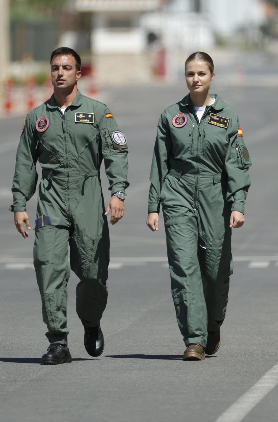 La Princesa Leonor, con el mono de vuelo, acompañada por el comandante Guzmán en San Javier