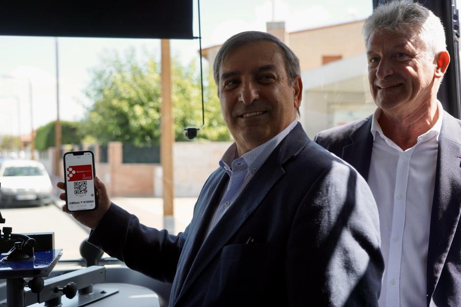 El consejero de Movilidad y Transformación Digital, José Luis Sanz Merino, presenta la puesta en marcha del transporte gratuito