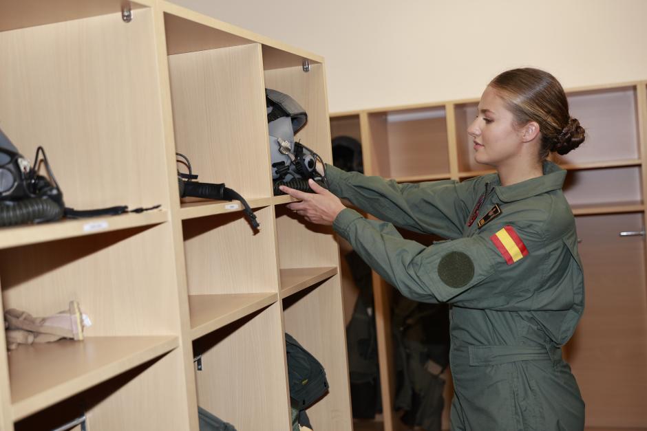 Doña Leonor coloca sus pertenencias en la camareta que compartirá con dos compañeras