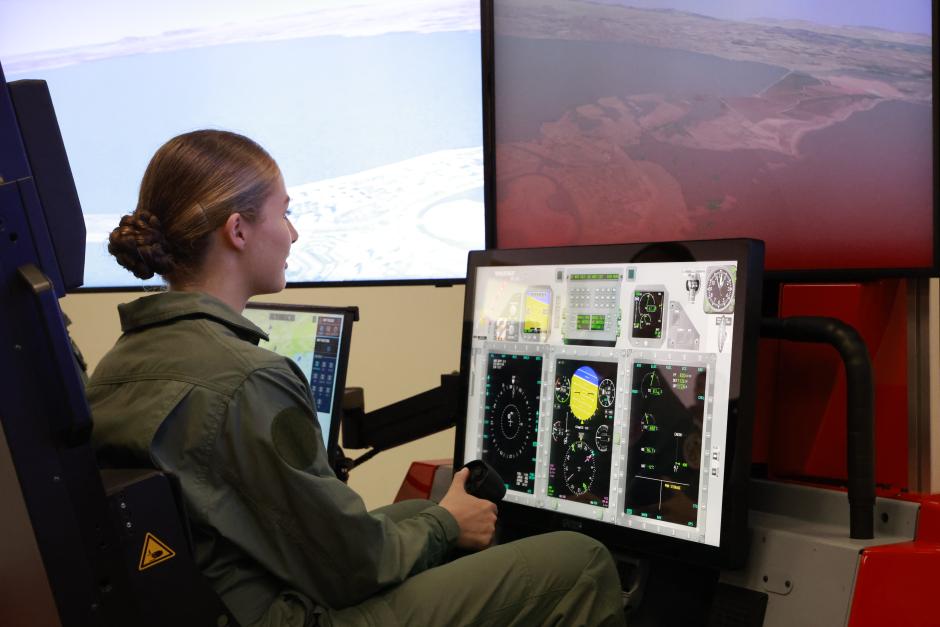 La Princesa de Asturias, en uno de los simuladores de vuelo