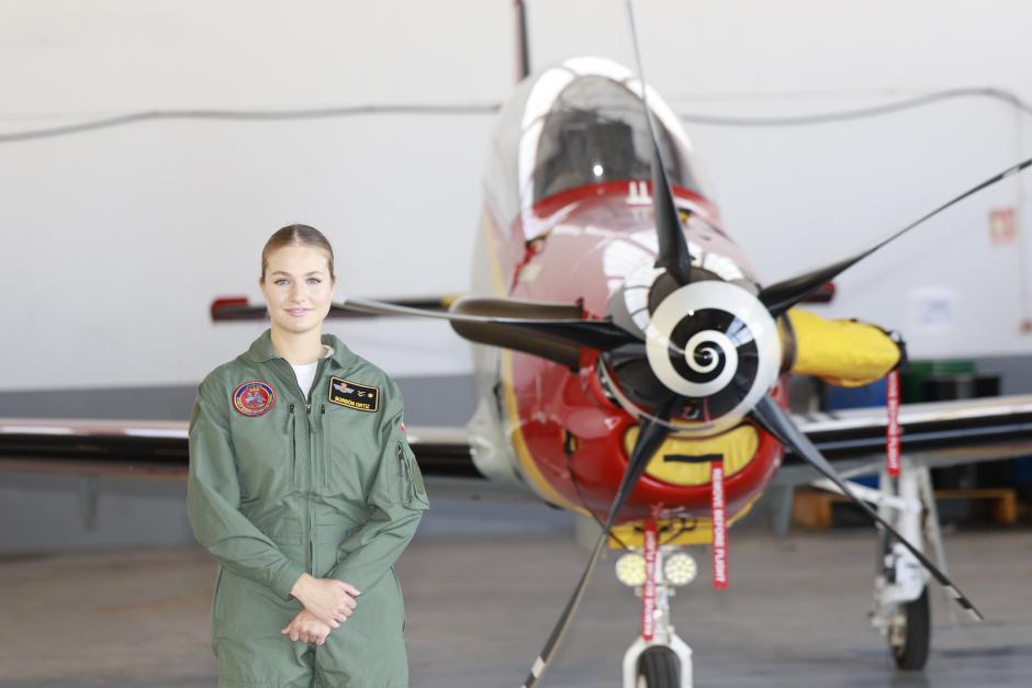La Princesa, ante el avión Pilatus en el que aprenderá a volar