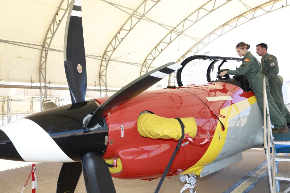 Doña Leonor sube al avión de entrenamiento con el comandante Alberto Guzmán