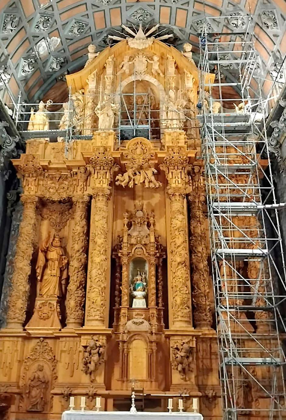 El magnífico retablo, poco antes de su bendición