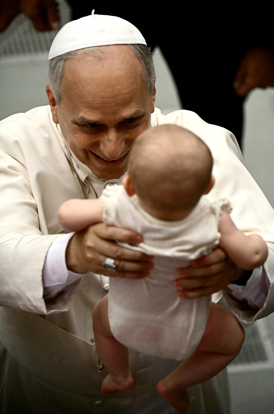 CIUDAD DEL VATICANO, 27/08/2025.- El papa León XIV oficia este miércoles la audiencia general en la Ciudad del Vaticano, donde pidió que "se respete plenamente el derecho humanitario en Gaza", en particular "el uso indiscriminado de la fuerza y ??el desplazamiento forzado de poblaciones", en un nuevo llamamiento para que cese la guerra en Tierra Santa. EFE/ Elisabetta Trevisan SÓLO USO EDITORIAL / SÓLO DISPONIBLE PARA ILUSTRAR LA NOTICIA QUE ACOMPAÑA (CRÉDITO OBLIGATORIO)