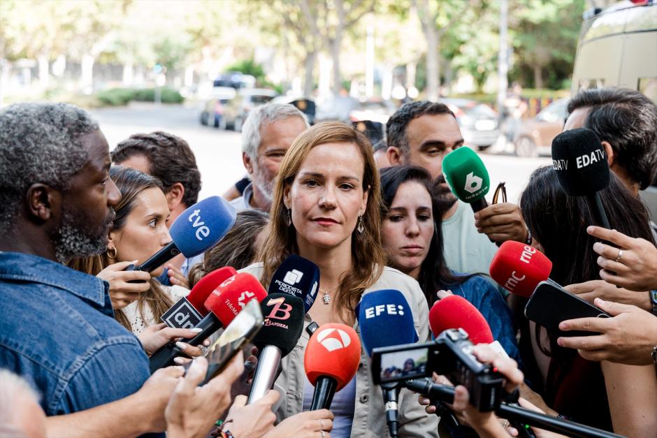 La portavoz de Vox de Agenda España, Isabel Pérez Moñino, ofrece declaraciones a los medios