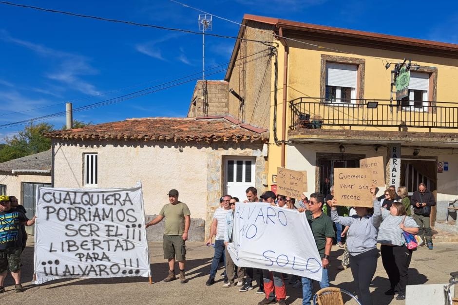 Carteles pidiendo la liberación de Álvaro, que apuñaló a un ladrón que entró a su bar