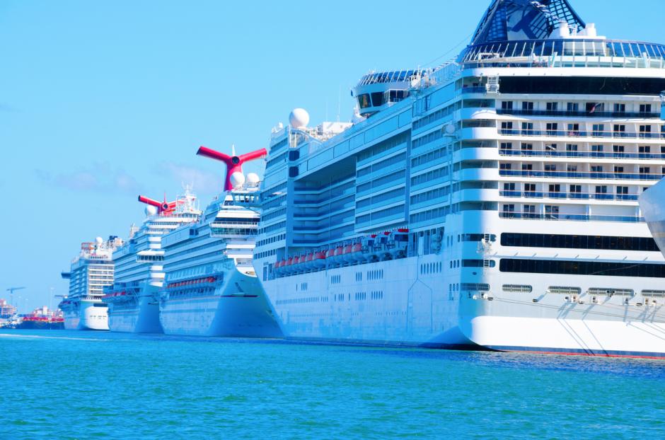 Varios cruceros en el puerto de Miami.