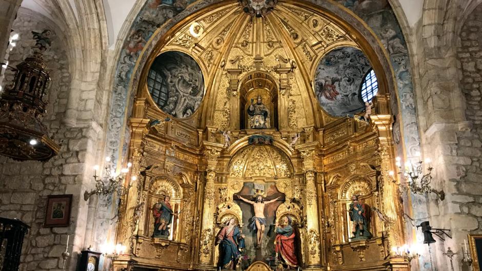 Interior de la iglesia de San Pedro con el Cristo de la Agonía.