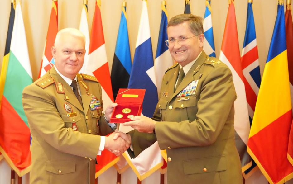 El Jefe de Estado Mayor del Ejército (JEME), General de Ejército Amador Enseñat y Berea, concluye este jueves una visita oficial a Rumanía