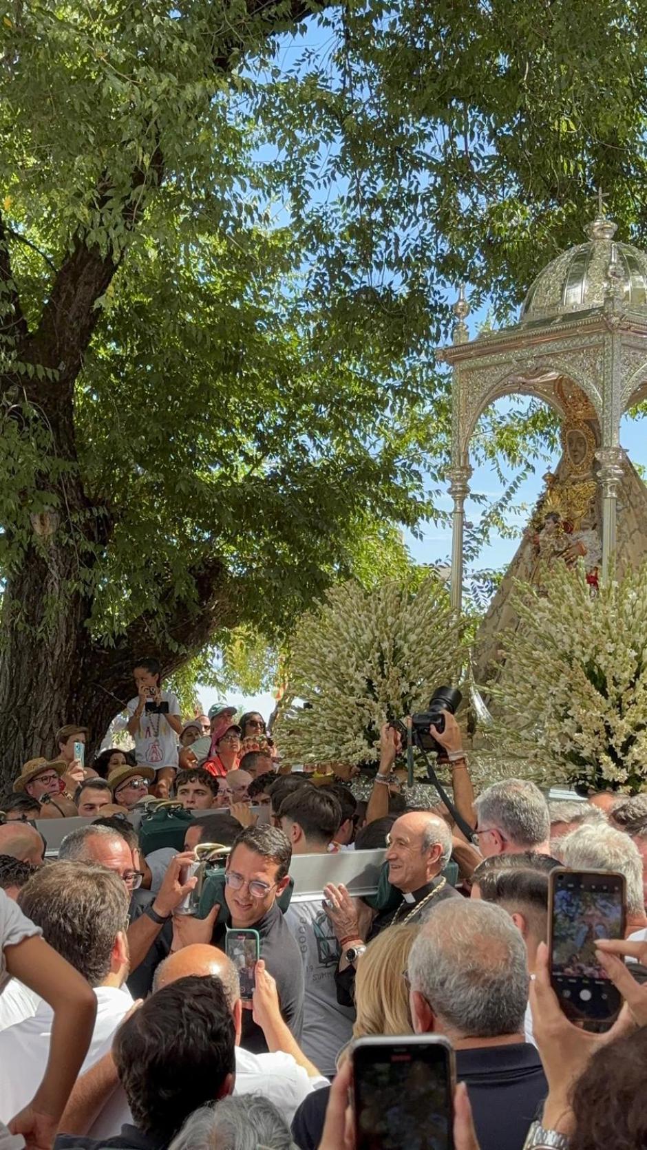 El obispo de Córdoba porta a la Virgen de la Sierra en Cabra