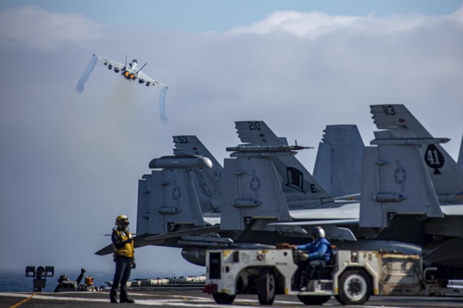 Un F/A-18F Super Hornet, unido al Escuadrón de Caza de Ataque (VFA) 41, se lanza desde la cubierta de vuelo del portaaviones clase Nimitz USS Abraham Lincoln (CVN 72) durante Northern Edge 2025 (NE25).