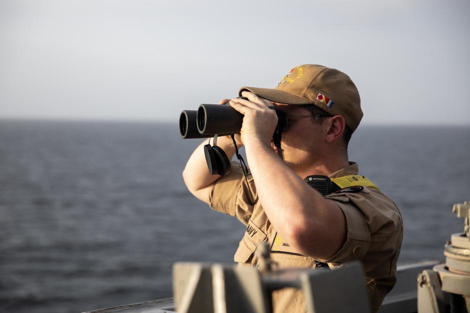 Un marinero estadounidense escanea el horizonte desde el ala del puente de estribor a bordo del destructor de misiles guiados clase Arleigh Burke USS Wayne E. Meyer (DDG 108)
