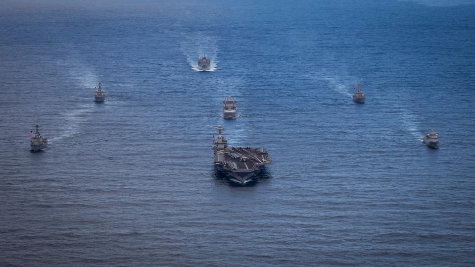 El portaaviones más grande del mundo, USS Gerald R. Ford (CVN 78) navega en formación en el Mar del Norte con buques noruegos y estadounidenses