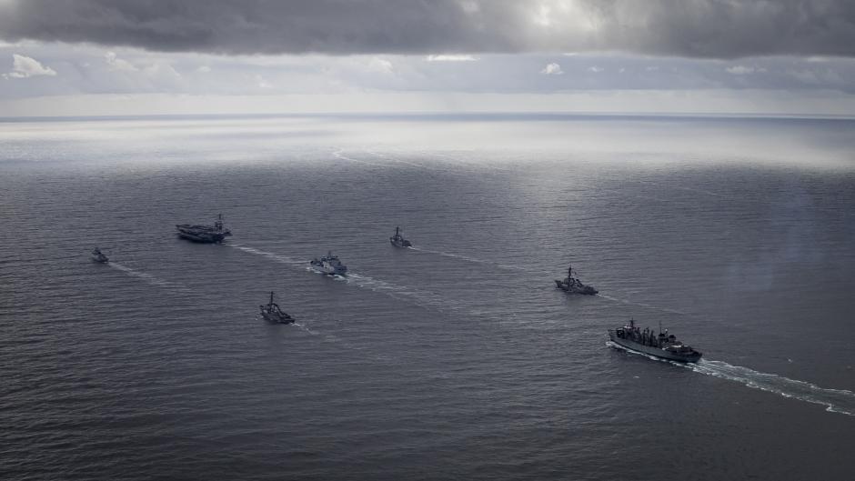 El USS Gerald R. Ford (CVN 78) navega en formación en el Mar del Norte con su grupo de combate