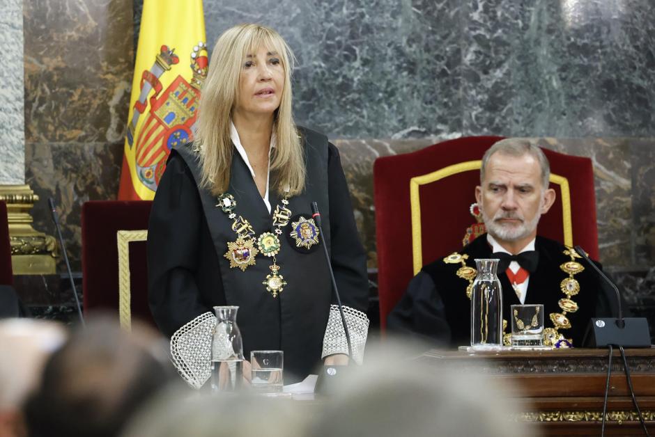 La presidenta del Tribunal Supremo y el Consejo General del Poder Judicial (CGPJ), Isabel Perelló (i) junto al rey Felipe VI (d) durante el tradicional acto de apertura del año judicial