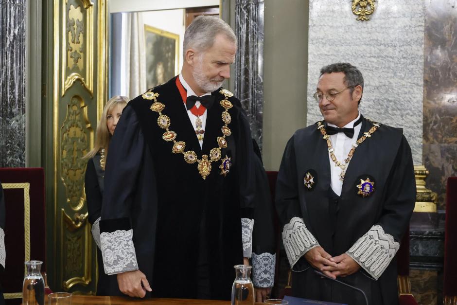 Felipe VI pasa junto al fiscal general del Estado, Álvaro García Ortiz, en la apertura del Año Judicial