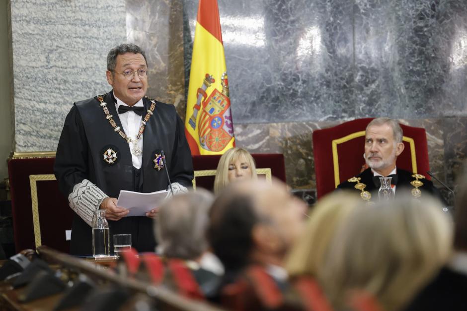 El fiscal general del Estado, Álvaro García Ortiz (i), pronuncia un discurso en presencia de Felipe VI y de la presidenta del Tribunal Supremo y el Consejo General del Poder Judicial (CGPJ), Isabel Perelló