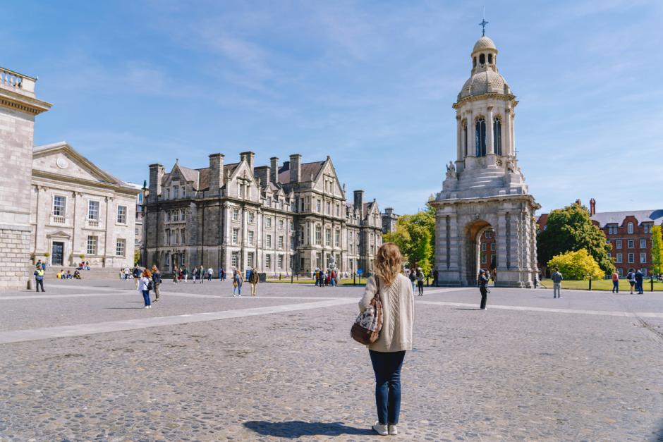 Patio del Trinity College en Dublín
