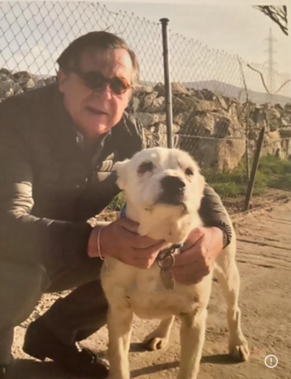 Carlos Gomez-Arroyo Blázquez con su queridísimo perro, Nano