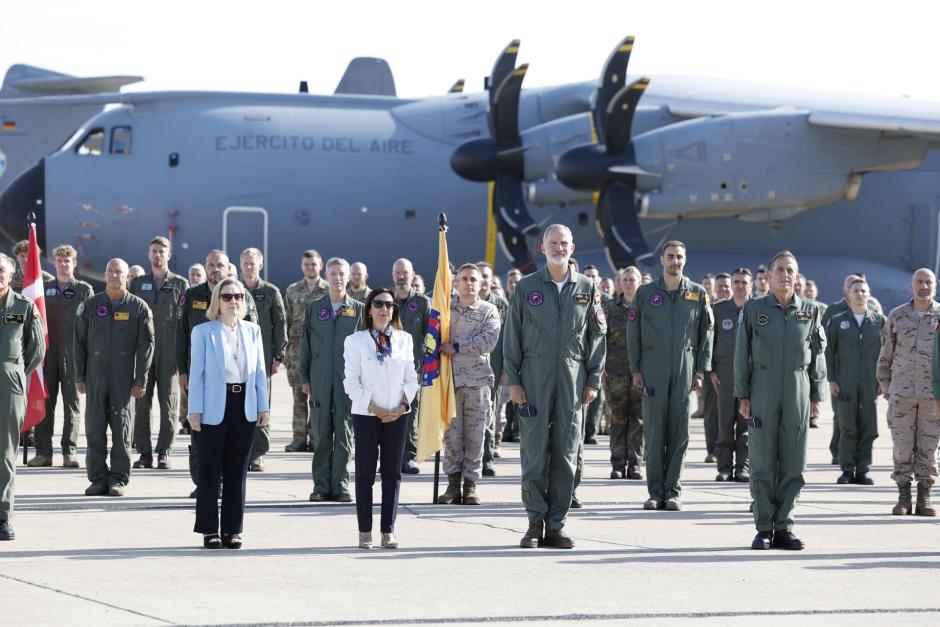 El Rey, en la Base Aérea de Zaragoza, antes de embarcar en un T.23 con destino al Aeródromo Militar de Ablitas (Navarra)