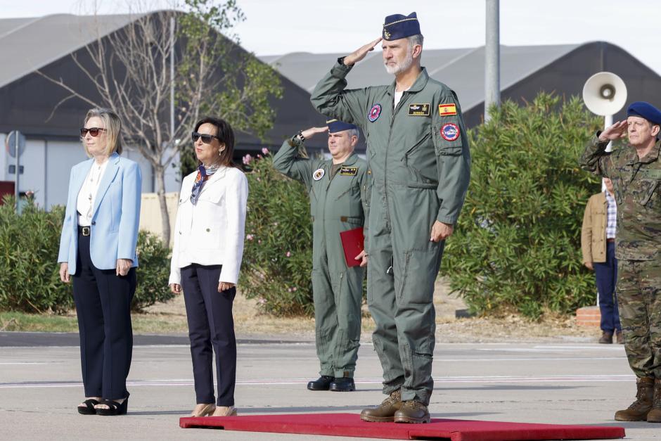 Don Felipe, con la ministra de Defensa y la secretaria de Estado de Defensa, Amparo Valcarce, en la Base de Zaragoza