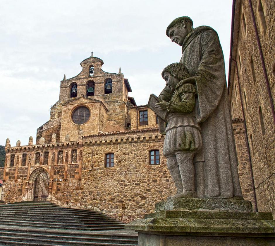 Estatua de fray Pedro Ponce de León en Oña.